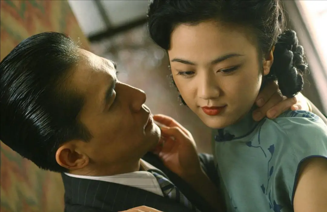演员应对亲密戏技巧_女明星被男明星床戏_吻戏拍摄挑战