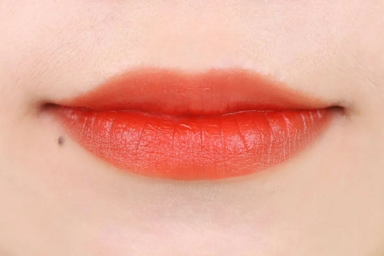 YSL1966吸烟装口红色号试色_ysl蜜桃色6696_雅诗兰黛569号口红显白测评