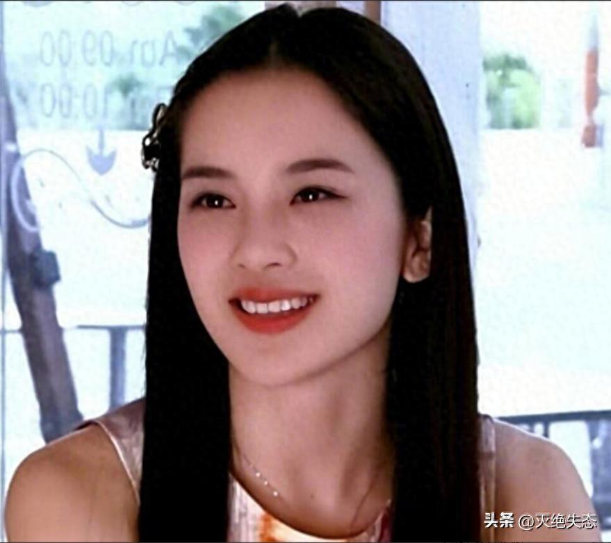 直播崩溃落泪！知名女星自曝娱乐圈混不下去真相，平时受尽冷脸